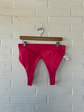 Load image into Gallery viewer, Lulu Lemon Sports Bra Size Medium
