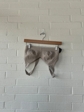 Load image into Gallery viewer, Lulu Lemon Sports Bra Size Medium
