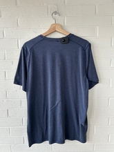 Load image into Gallery viewer, Vrst Athletic Top Size Large
