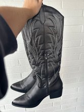 Load image into Gallery viewer, Boots Womens 10
