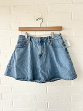 Load image into Gallery viewer, American Eagle Short Skirt Size 2
