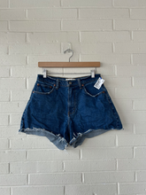 Load image into Gallery viewer, Abercrombie &amp; Fitch Shorts Size 7/8
