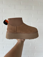 Load image into Gallery viewer, Uggs Boots Womens 9
